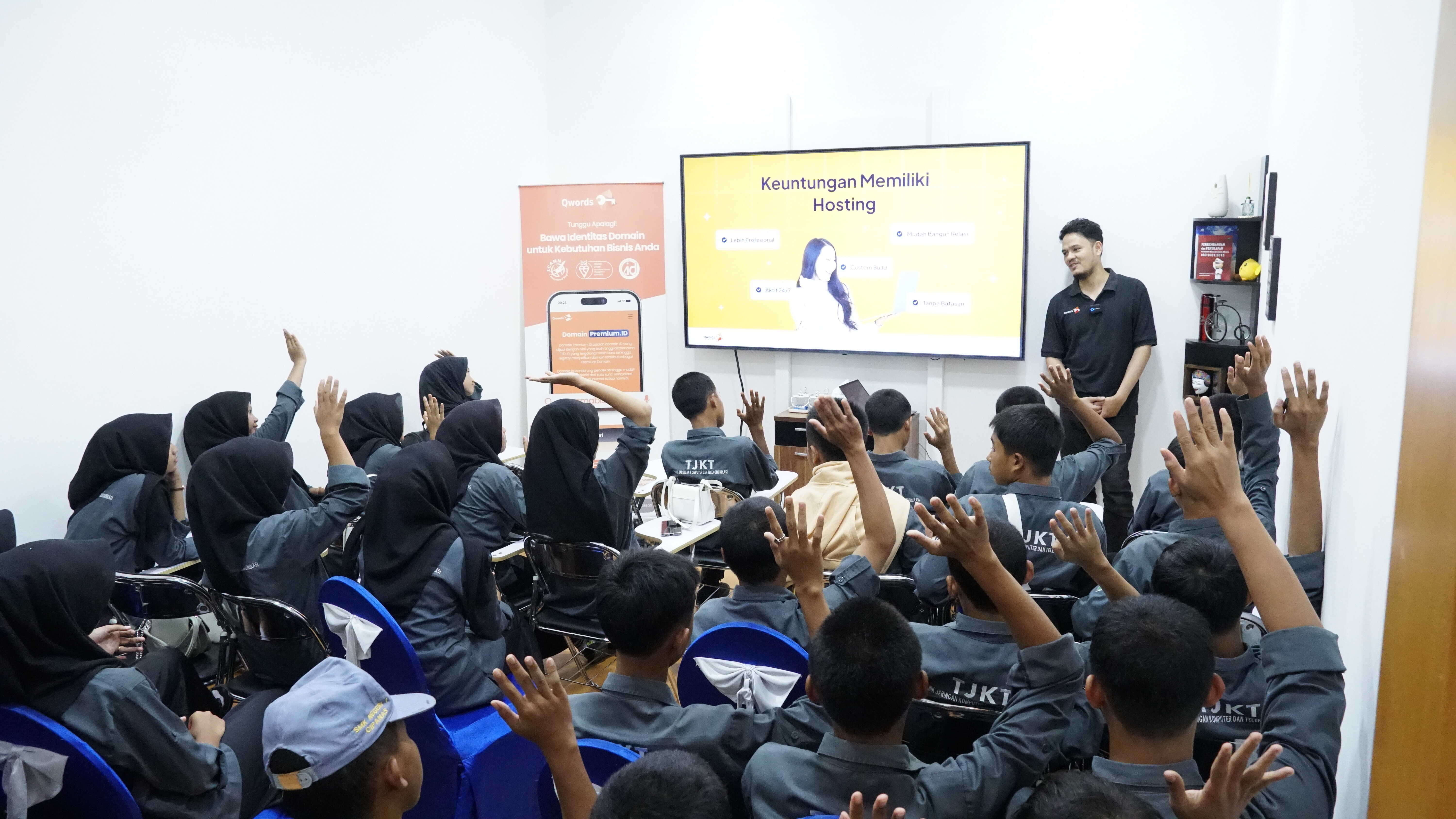 Kunjungan Industri Teknik Komputer dan Jaringan ke PT Qwords Company International